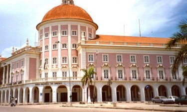 Banco central angolano limita remessas para o estrangeiro a 5 mil dólares mensais