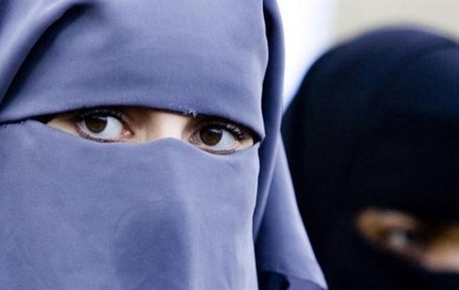 Parlamento aprova proibição do véu islâmico nas escolas primárias 