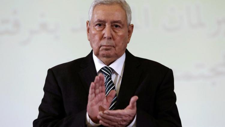 Abdelkader Bensalah assume presidência 