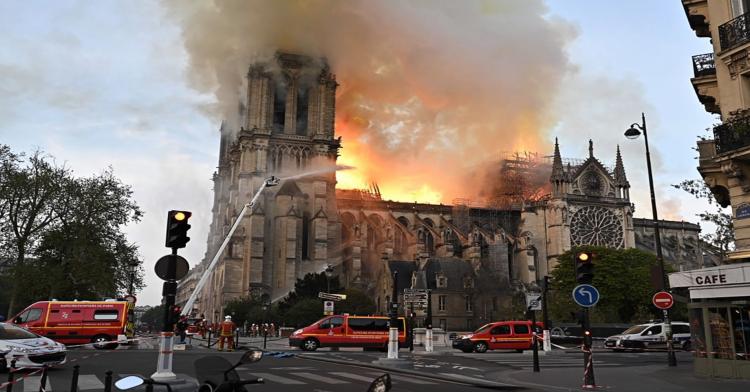 Incêndio consumiu dois terços da catedral de Notre Dame
