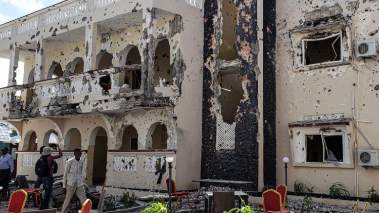 Ataque a hotel faz 26 mortos e 56 feridos