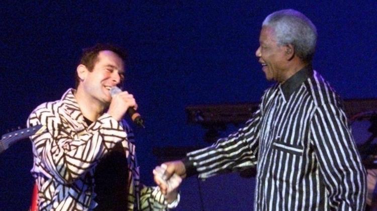 Morreu Johnny Clegg, cantor que desafiou o Apartheid
