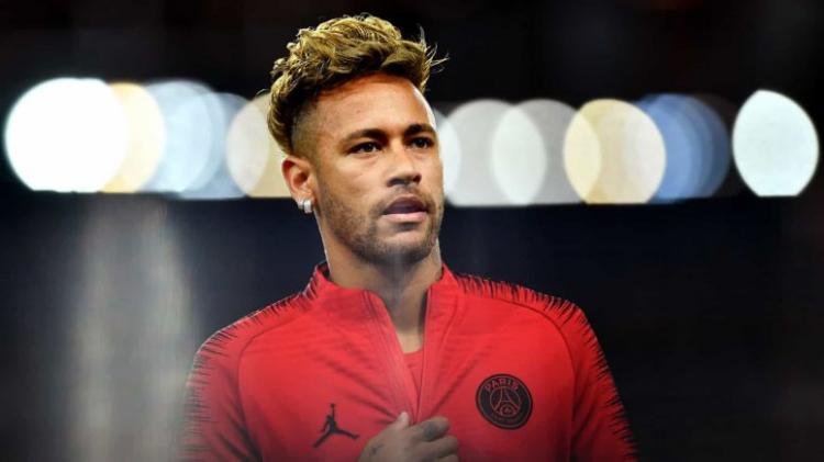 Neymar prestes a assinar pelo Barcelona 