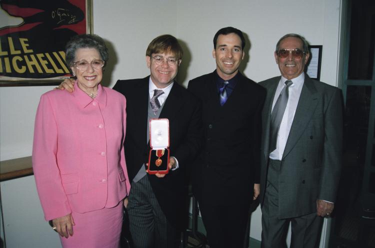 Elton John ficou sete anos sem falar com a mãe