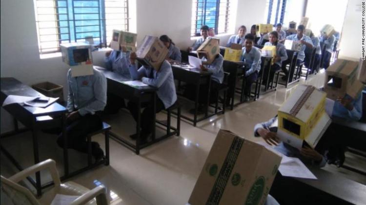 Alunos fazem exames com caixotes na cabeça para não cabularem