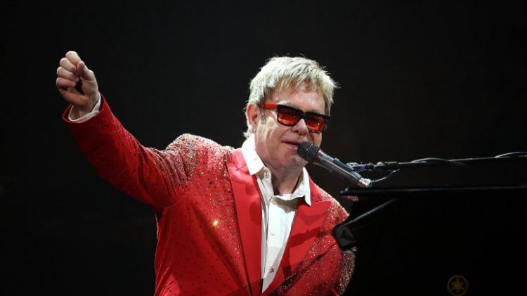 Elton John ficou sete anos sem falar com a mãe
