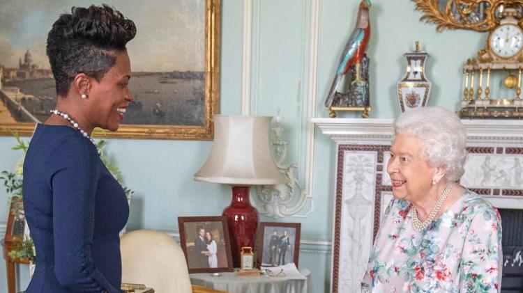 Foto de Meghan e Harry retirada de sala de receções no palácio de Buckingham