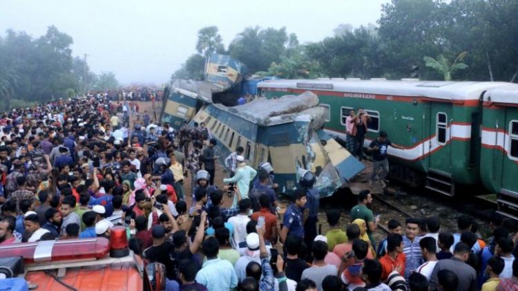 Colisão entre comboios faz 16 mortos