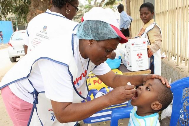 Vacinação contra pólio começa esta sexta-feira