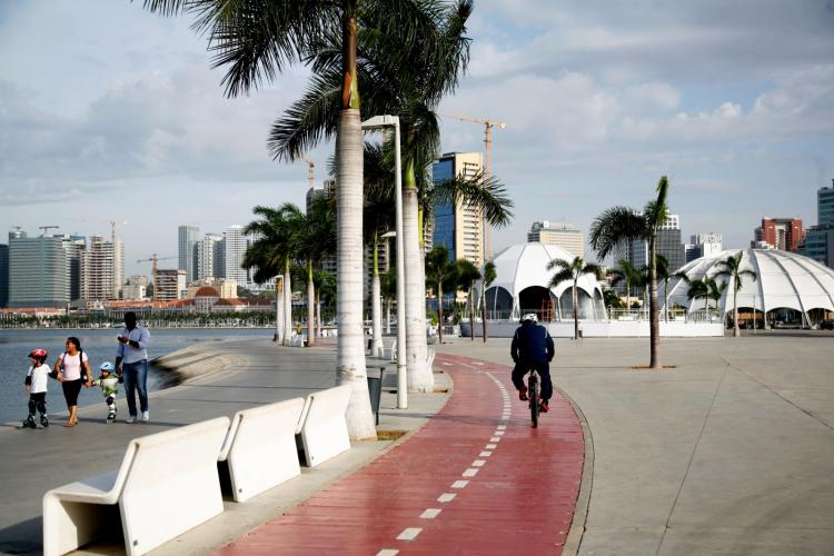 Oito cada 10 angolanos dão nota negativa a desempenho económico do Governo 