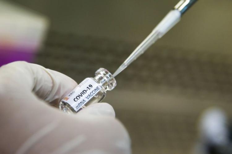 Pfizer e Biontech pedem aprovação da vacina 