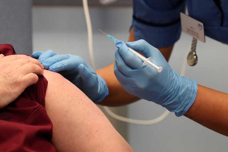 Pessoas com alergias graves não devem receber vacina da Pfizer 