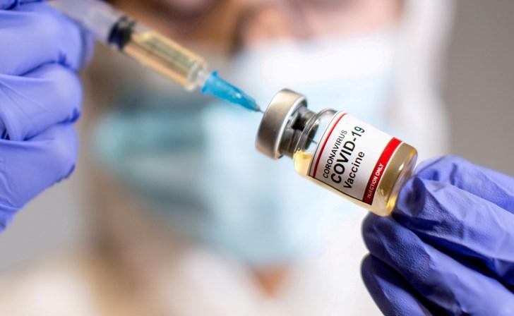 Reino Unido aprova vacina Universidade de Oxford/AstraZeneca