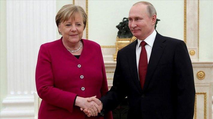 Putin e Merkel discutem possibilidade de produção conjunta de vacinas