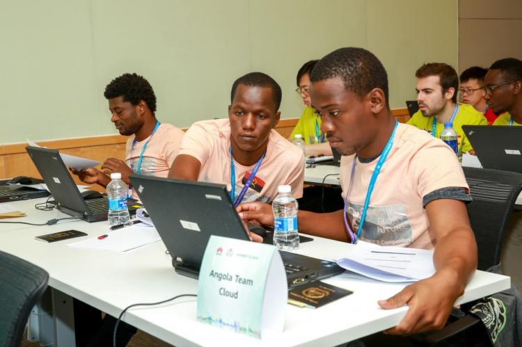 Huawei apoia estudantes universitários de Benguela